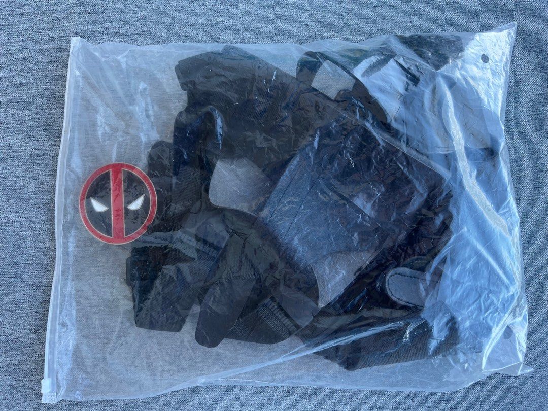 Deadpool Halloween costume, 興趣及遊戲, 玩具 & 遊戲類 Carousell