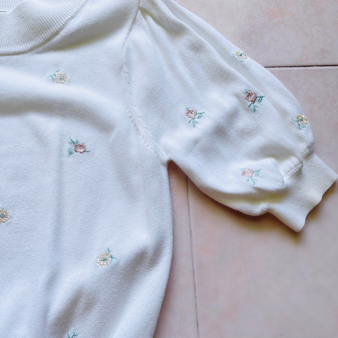 White sweater sales with flowers
