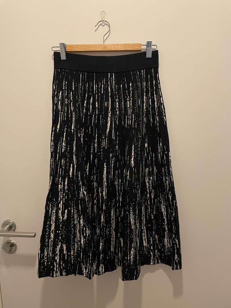 Giordano Ladies Reversible Skirt in size 00, Women's Fashion, Bottoms ...