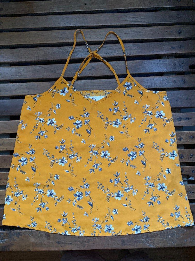 Hollister summer tops hotsell