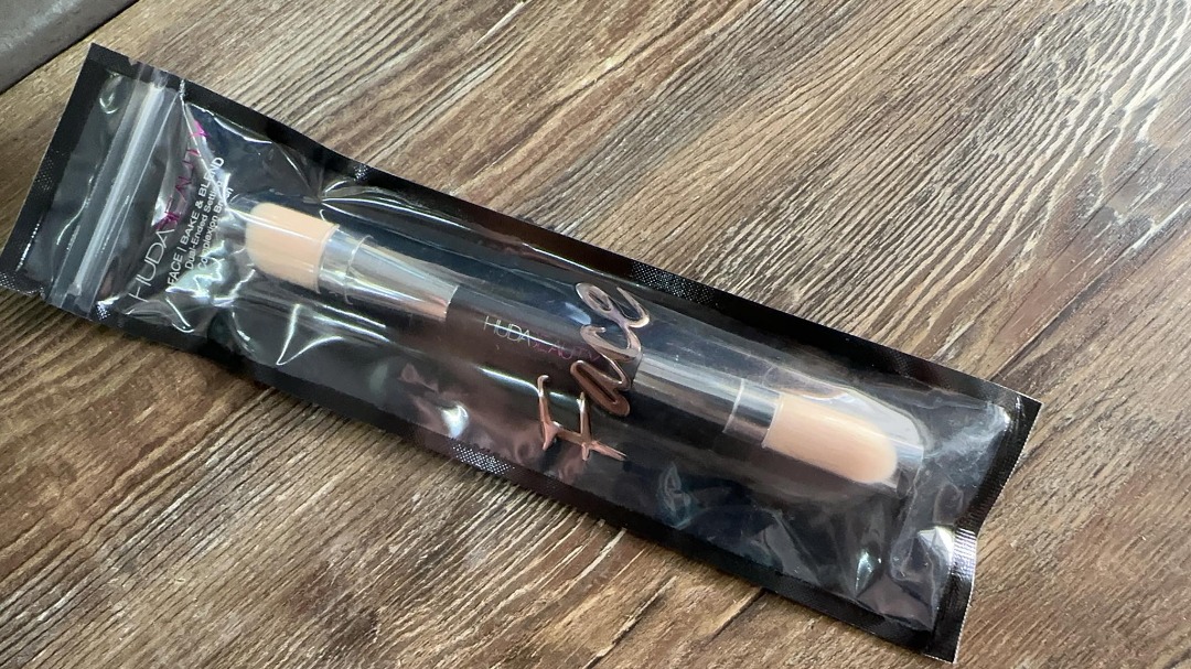 HUDA BEAUTY FACE BAKE & BLEND DUALENDED SETTING COMPLEXION BRUSH