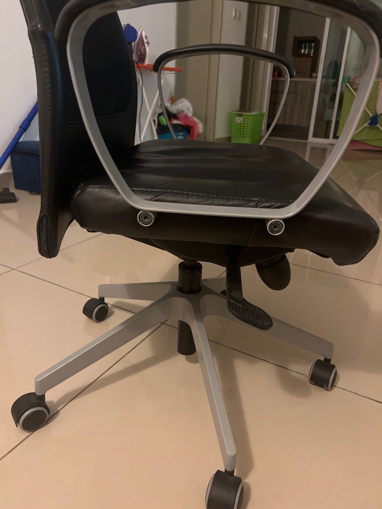 Ikea markus lock wheels clearance