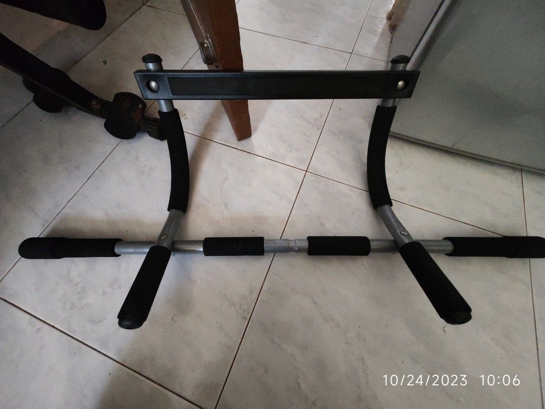 Iron gym door pull up bar