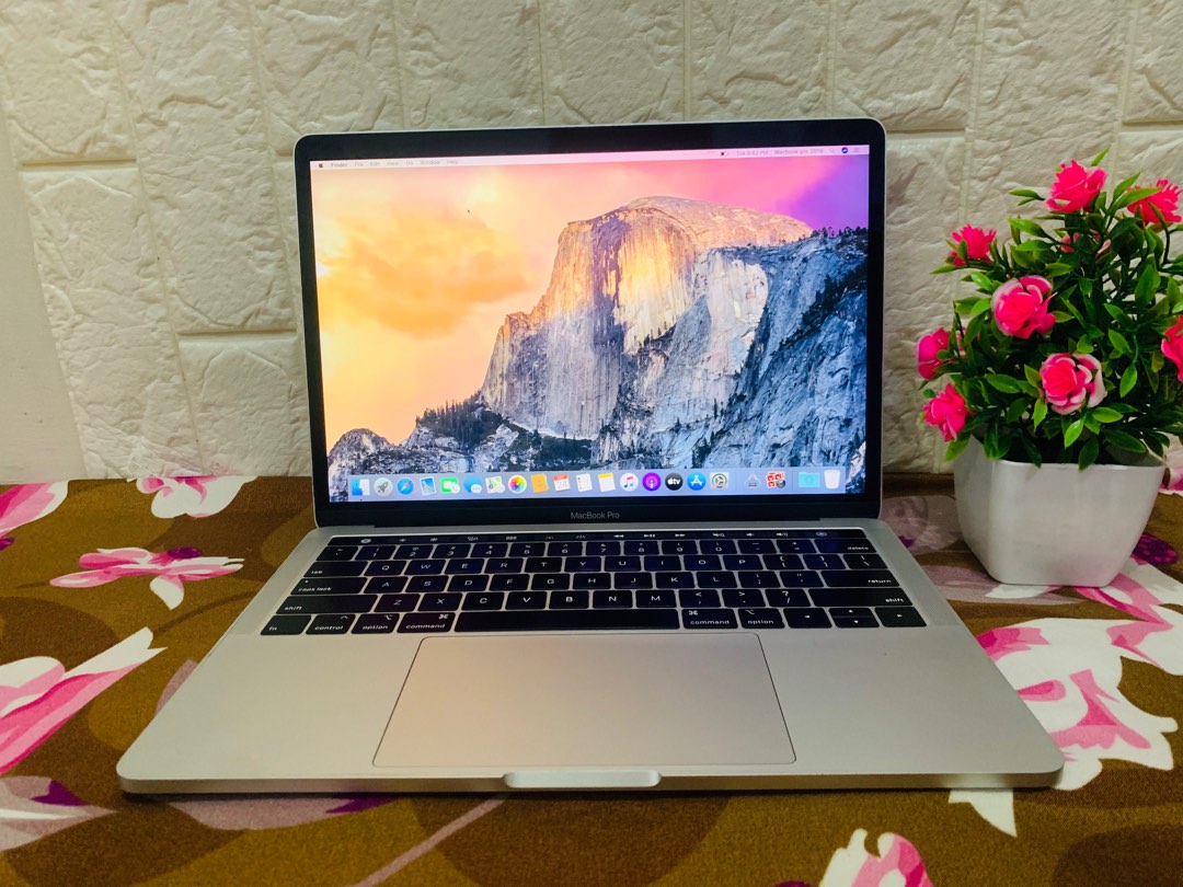 MacBook Pro 2019 13-inch touchbar intel core i5 16gb RaM 256gb