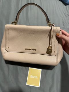 BNWT Michael Kors Ava small bag scalloped leather crossbody bag in white,  Women's Fashion, Bags & Wallets on Carousell