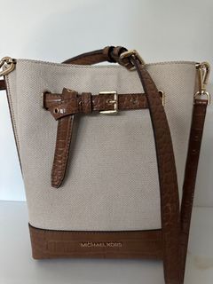 Michael Kors Suri Small Logo Crossbody Bag, Luxury, Bags & Wallets on  Carousell