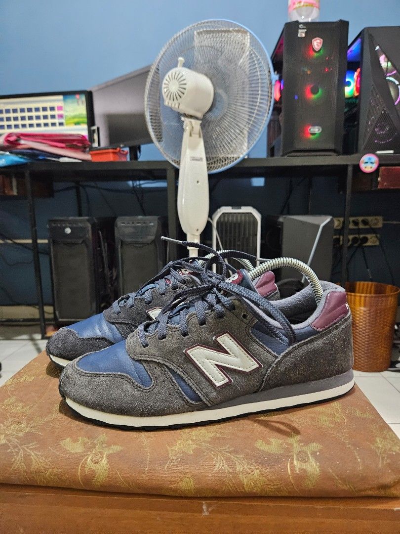 New Balance 373 BLUE NAVY Fesyen Pria Sepatu Sneakers di Carousell