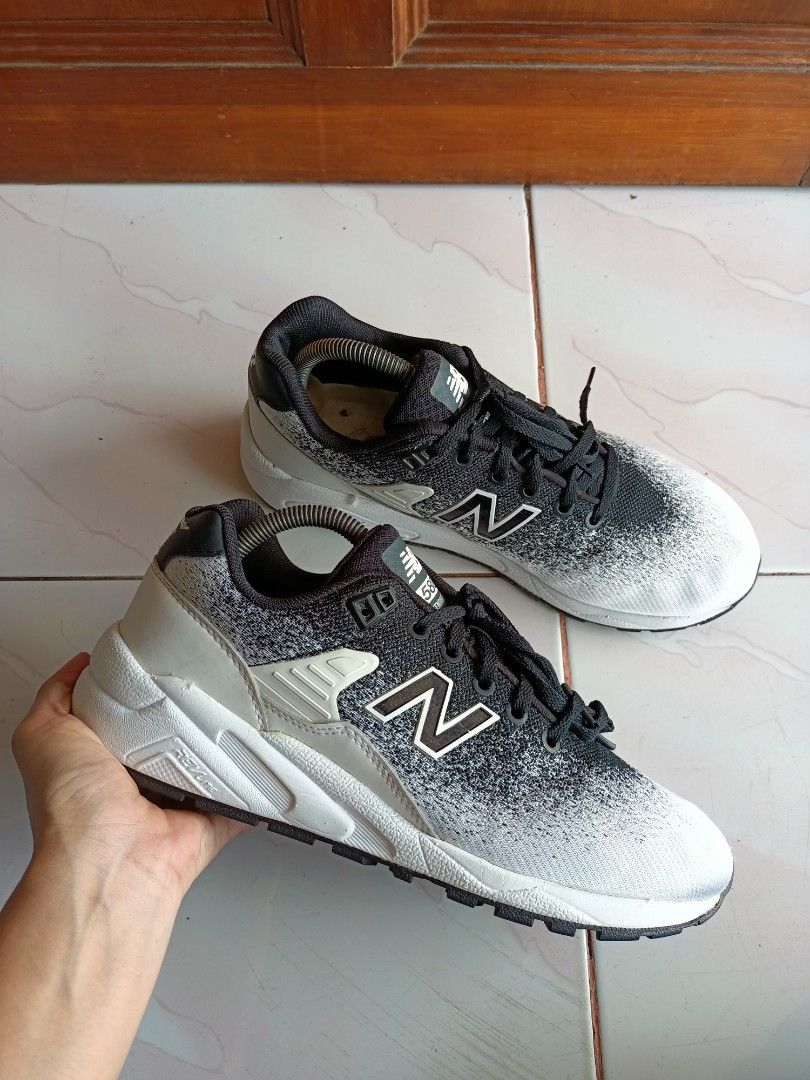 New Balance 580 Fesyen Pria Sepatu Sneakers di Carousell