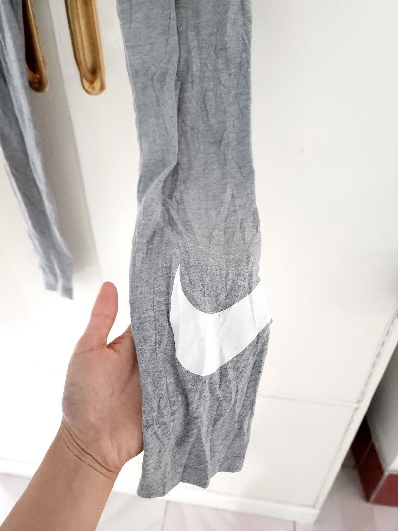 Nike Light Gray Stretchy Leggings Small in size, Women's Fashion,  Activewear on Carousell