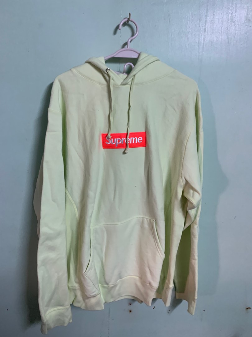 Supreme FW17 Box Logo hoodie, Men's Fashion, Coats, Jackets and Outerwear  on Carousell