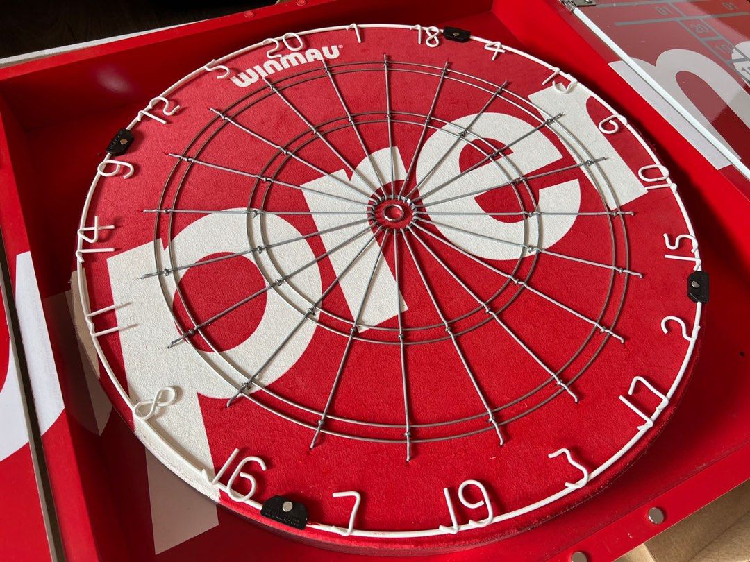 Supreme Winmau Dartboard Set 飛鏢靶99.9%new, 興趣及遊戲, 玩具