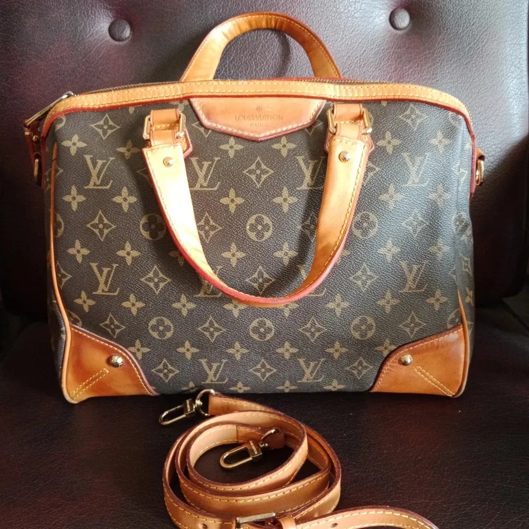 Louis Vuitton (LV) Rivet Pochette Monogram, Barang Mewah, Tas & Dompet di  Carousell