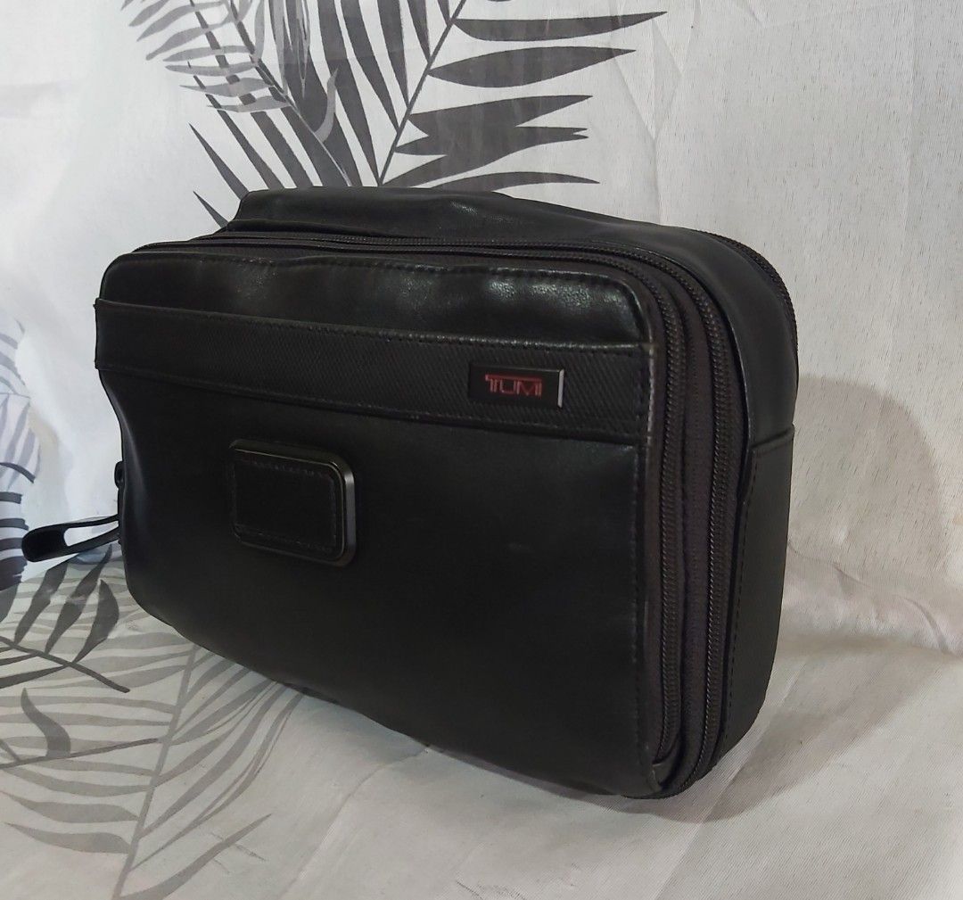 Tumi alpha deals 2 clutch