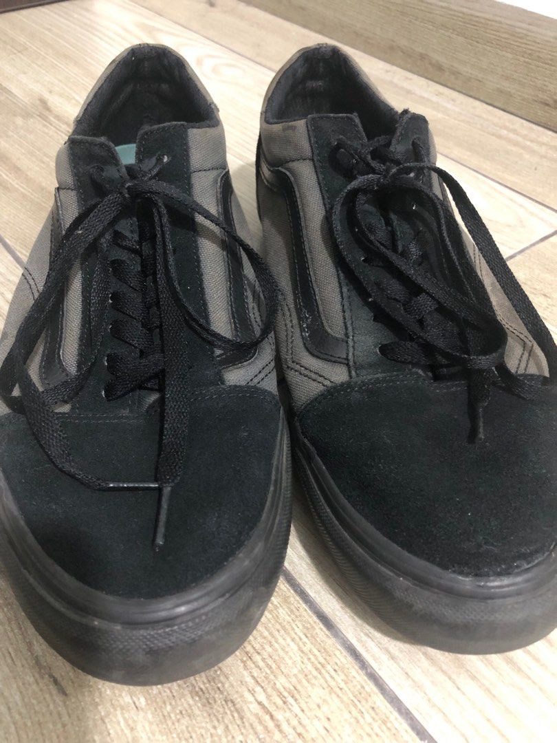 Men wearing vans shoes sales