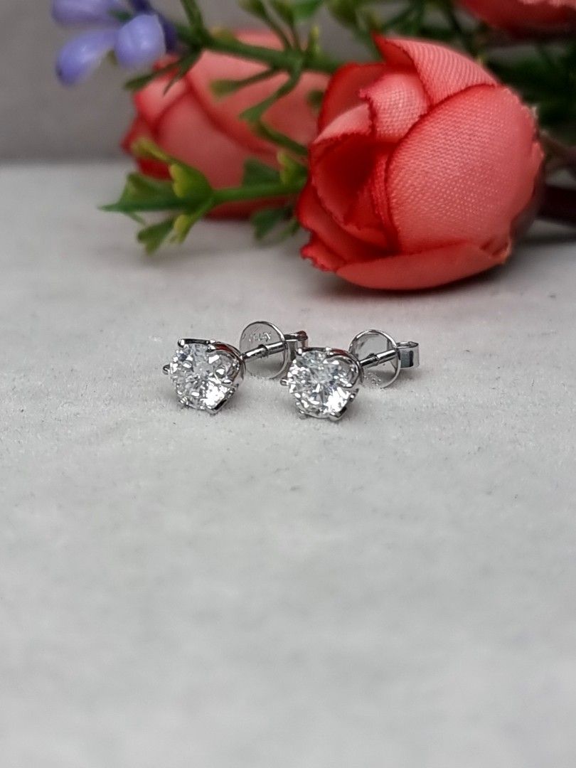 White gold round diamond stud earrings hotsell
