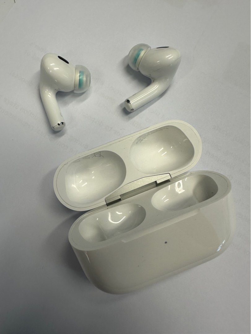 99% New - Apple Airpod Pro 2 Lightning Version 有apple care 到2025