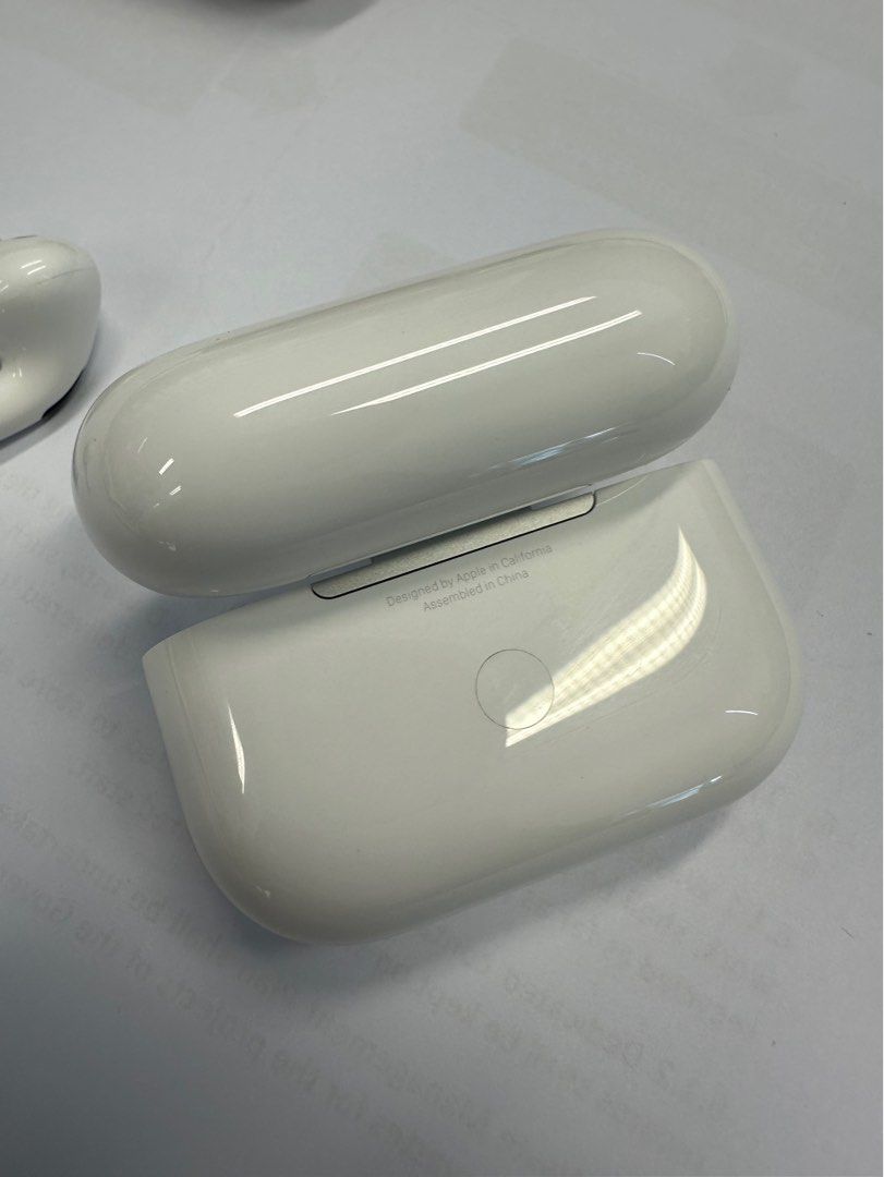 99% New - Apple Airpod Pro 2 Lightning Version 有apple care 到2025