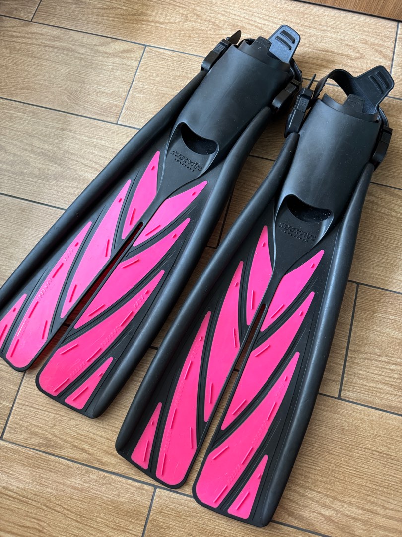Atomic aquatics split fins S, Sports Equipment, Other Sports Equipment
