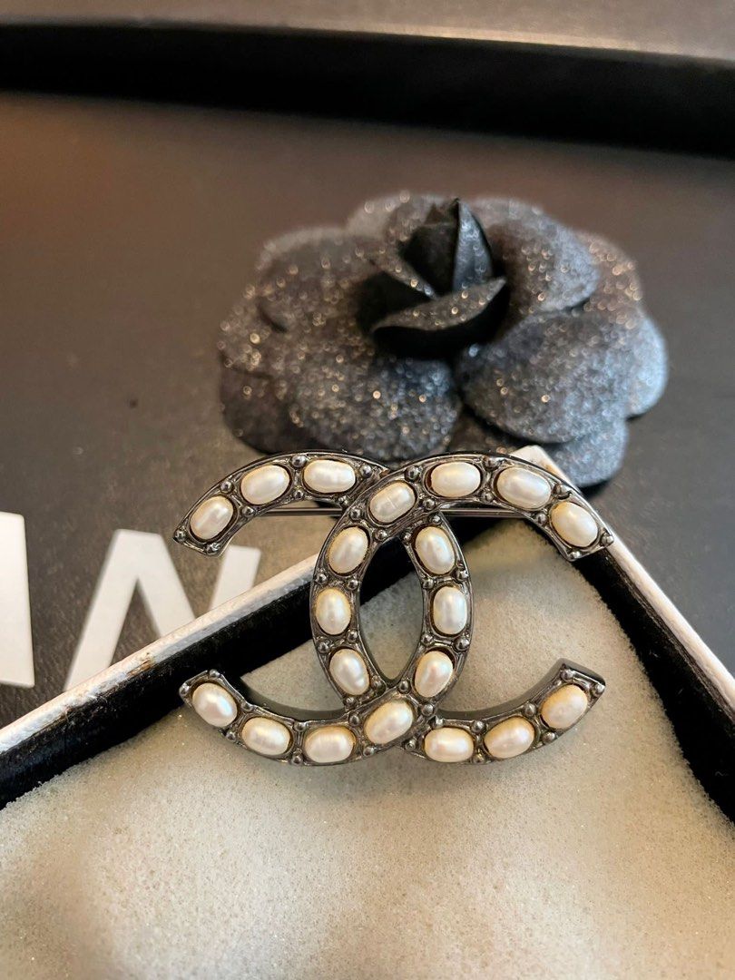 Authentic Chanel CC brooch with pearls, Women's Fashion, Jewelry &  Organisers, Brooches on Carousell