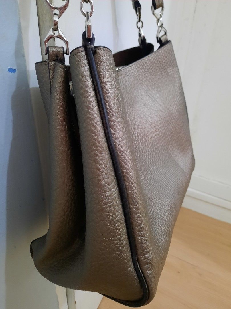 Authentic Parfois bag (Category: Shoulder Bags) located in Paranaque City. Submitted by pumpkinpixie (Listing ID 1262039589, Image 2). Description: Authentic Parfois bag A Portugese brand that you can see also in Z****A and L****A.They have an official store there. size Large *Elegant / the leather is lightly metallic not common *No Tag never been used but with Paper bag delivery via lalamove / pick up.