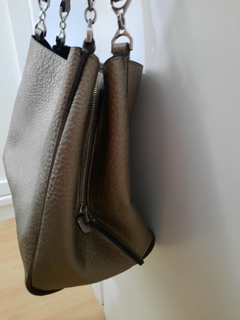 Authentic Parfois bag (Category: Shoulder Bags) located in Paranaque City. Submitted by pumpkinpixie (Listing ID 1262039589, Image 3). Description: Authentic Parfois bag A Portugese brand that you can see also in Z****A and L****A.They have an official store there. size Large *Elegant / the leather is lightly metallic not common *No Tag never been used but with Paper bag delivery via lalamove / pick up.