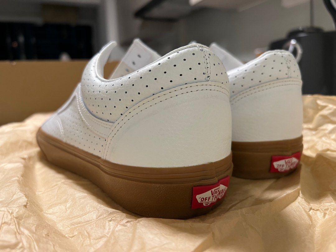 Vans classic 2024 white gum sole