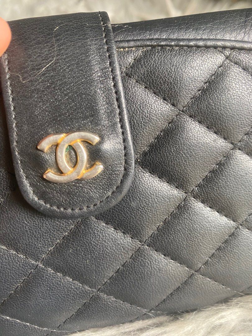 CHANEL VINTAGE BIFOLD WALLET (Category: Luxury Bags & Wallets) located in Bacolod City. Submitted by chuchaystuffs (Listing ID 1261987967, Image 2). Description: From Japan surplus , wla ako makita holo pro sabi ng suplier ko this is Orig pro pa double check nyo to make sure . See pics for reference my onting fade inside lng.