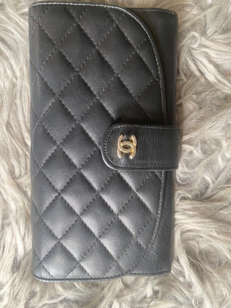 CHANEL VINTAGE BIFOLD WALLET (Category: Luxury Bags & Wallets) located in Bacolod City. Submitted by chuchaystuffs (Listing ID 1261987967, Image 1). Description: From Japan surplus , wla ako makita holo pro sabi ng suplier ko this is Orig pro pa double check nyo to make sure . See pics for reference my onting fade inside lng.