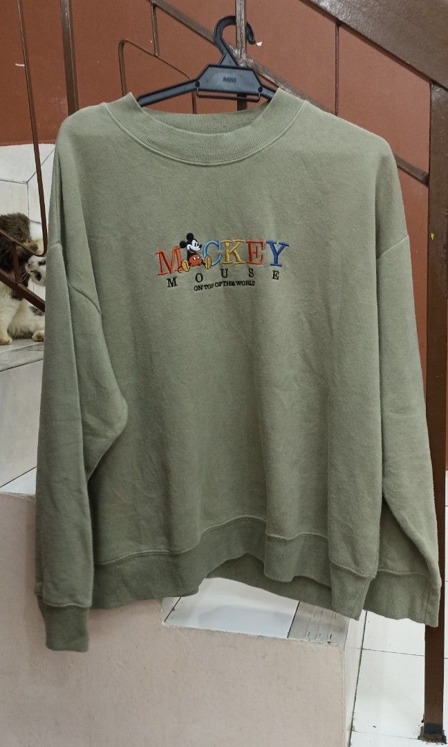Green mickey hot sale mouse sweatshirt
