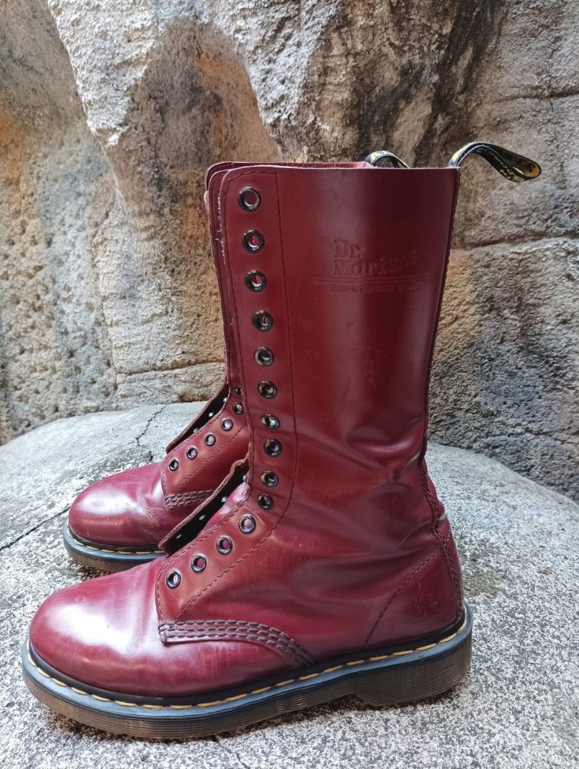 dr marten, Fesyen Pria, Sepatu Sepatu Boot di Carousell