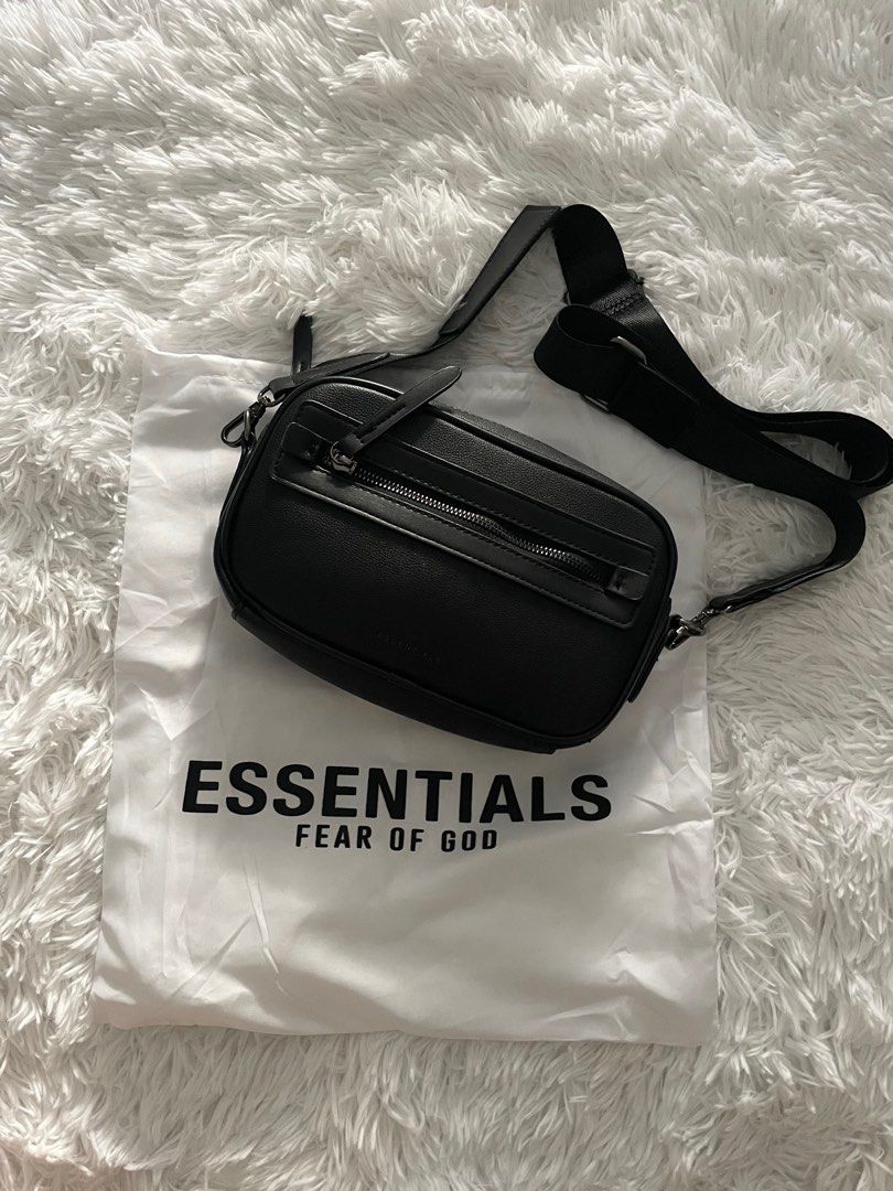 純正最安Essentials Crossbody Bag ボディーバッグ