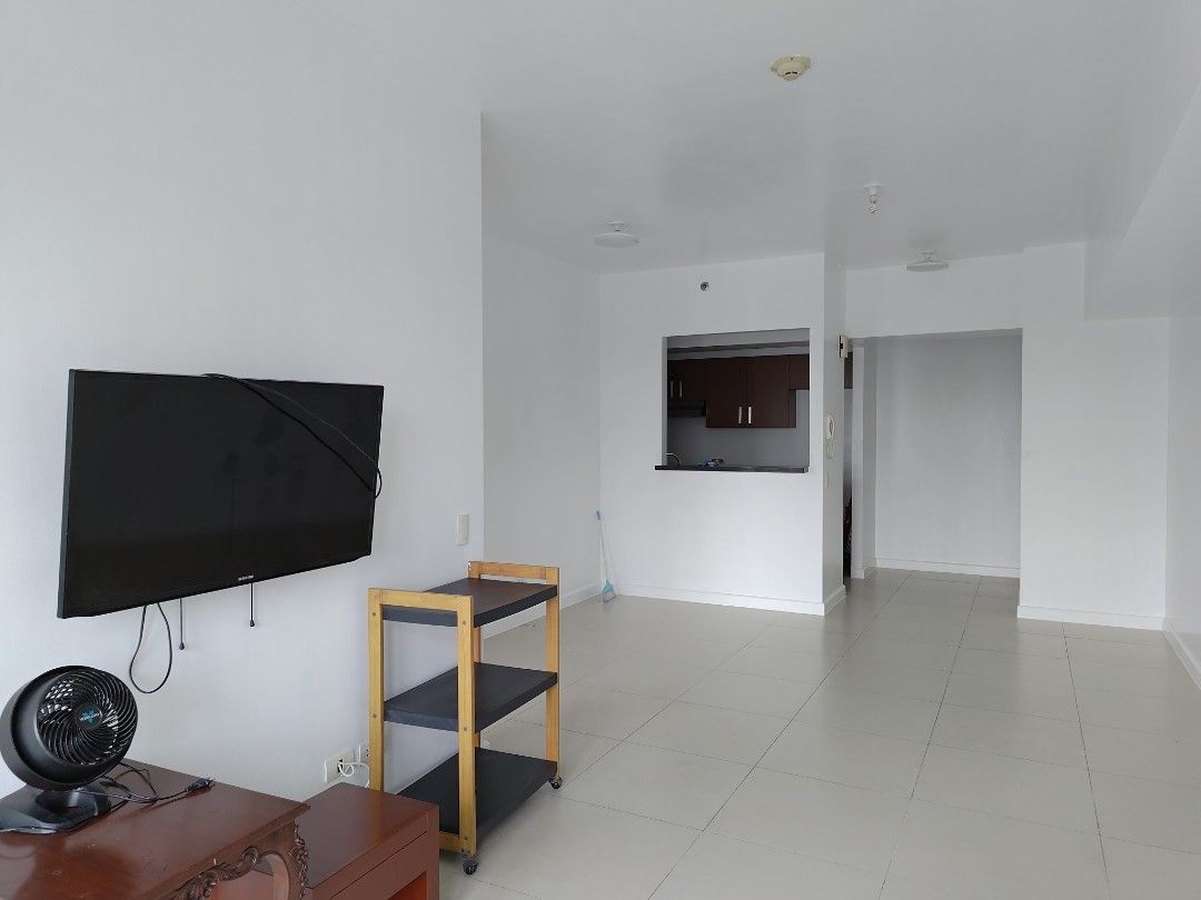 [FOR RENT] 2BR Red Oak - Two Serendra BGC (Category: Apartments & Condos) located in Quezon City. Submitted by dangoshop (Listing ID 1262118345, Image 1). Description: Condo Name: Two Serendra, Red Oak City: Bonifacio Global City, Taguig Unit: 2 Bedroom with Balcony, 15th Floor Size: 92 sqm Interior: Semi-Furnished (willing to furnish) Parking: 1 Parking Slot Price: Php 90,000 Additional Notes: - Inclusive of Association Dues - Direct to Owner (o