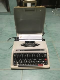 F/S: Clover 1200TF White Typewriter