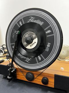 GRAMOVOX "CLASSIC" FLOATING RECORD VERTICAL TURNTABLE