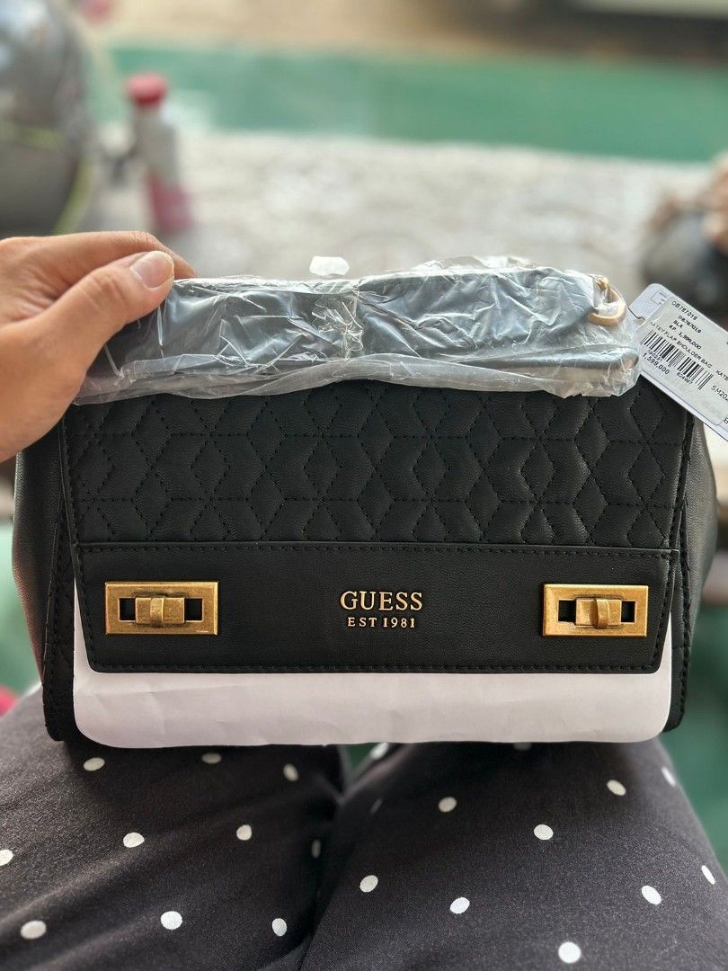 Guess bag ORIGINAL Barang Mewah Tas Dompet di Carousell