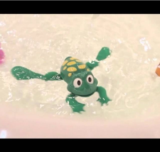 Hamleys swimming frog 小童沐浴玩具, 兒童＆孕婦用品, 嬰兒玩具- Carousell