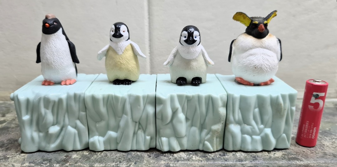 HAPPY FEET CREW KFC 2006 WB HAPPY FEET Kids Meal Toy Series, Hobbies