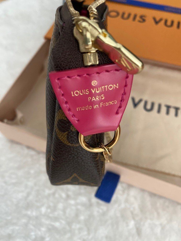 💯 % Authentic Louis Vuitton 2022 Christmas Animation Mini Pochette,  Luxury, Bags & Wallets on Carousell