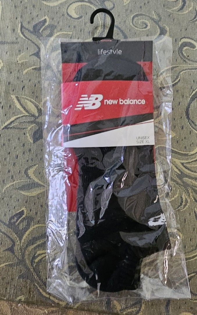 New balance CM1600LG送NB黑色短襪, 他的時尚, 鞋, 運動鞋在旋轉拍賣
