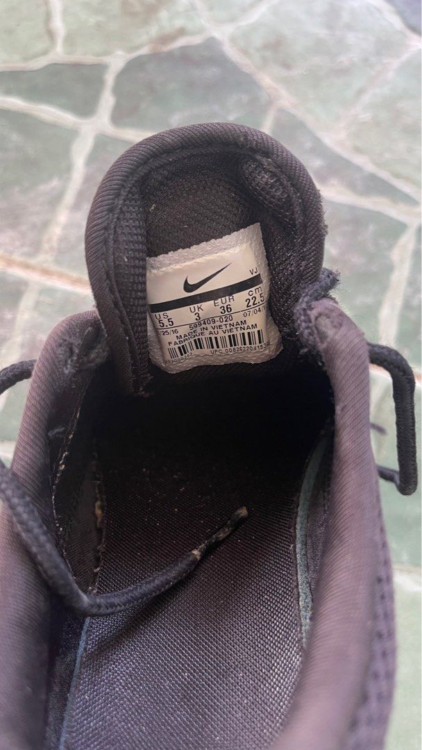 childrens nike black trainers