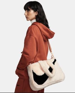 Can anyone recommend Bags similar to the Nike One Luxe Women's training bag,  preferably with a bottle holder inside : r/HerOneBag