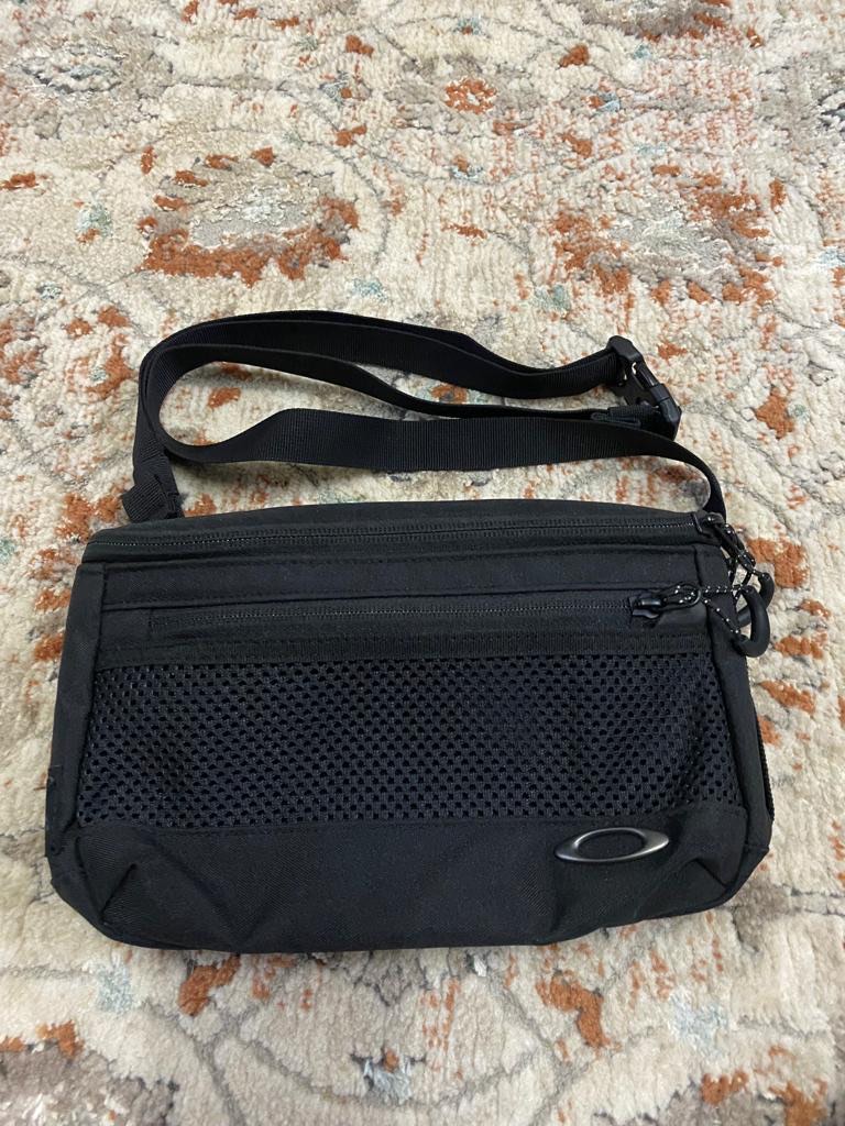 Oakley best sale sling bag