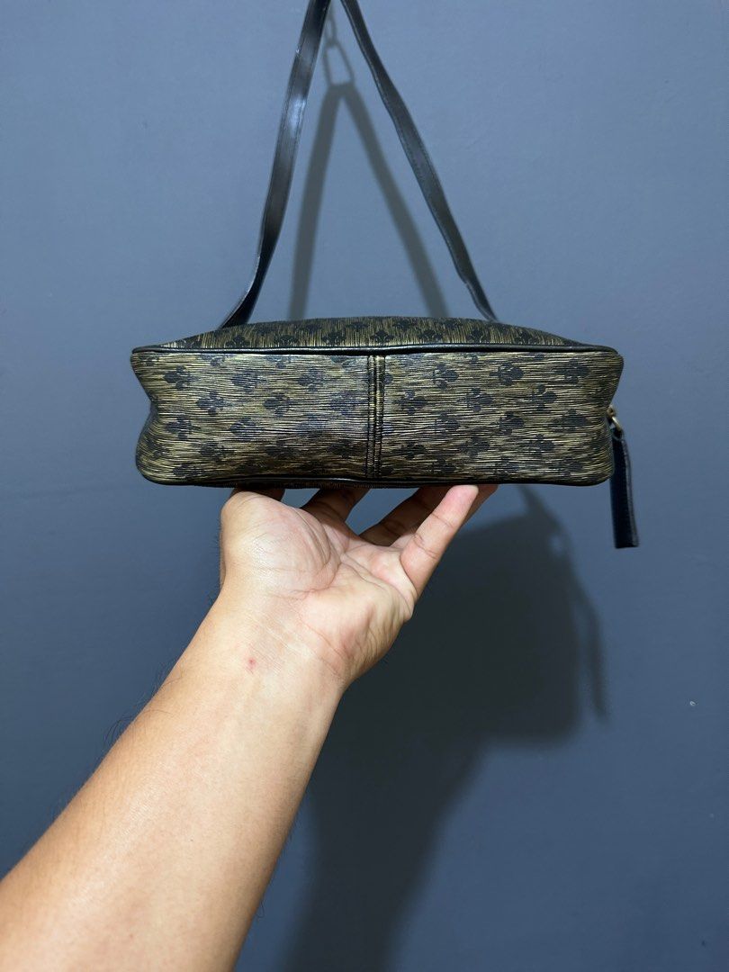 Patrick cox Kili kili bag (Category: Luxury Bags & Wallets) located in Bacolod City. Submitted by thestitchph (Listing ID 1262073050, Image 2). Description: Patrick cox Kili kili bag Size small Rank A Dm📩.