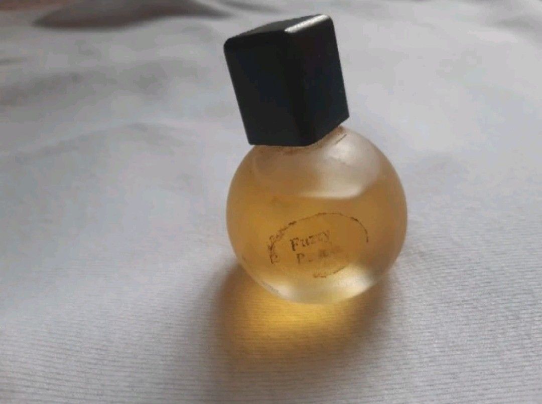 Body shop shop fuzzy peach perfume