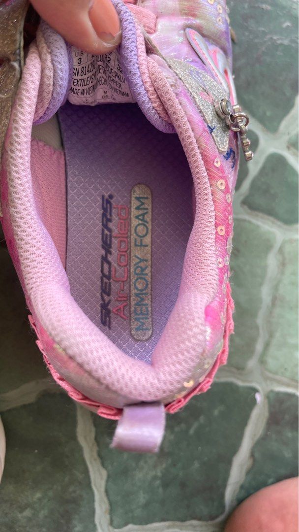 Skechers memory foam (Category: Babies & Kids Fashion) located in Mangatarem. Submitted by lccarousel (Listing ID 1261979430, Image 3). Description: Skechers pink Memory foam Needs cleaning Benta ng mura kc ayoko n po linisin Goods n goods pa na stock lang Pls see pics for details.