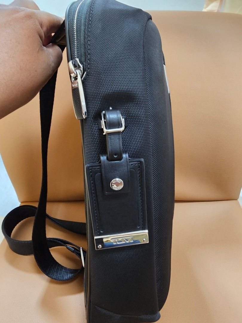 Tumi Arrive Martin Sling Men s Fashion Bags Sling Bags on Carousell
