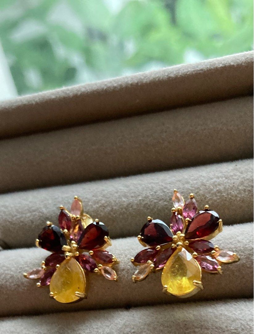 Garnet stud earrings yellow gold top
