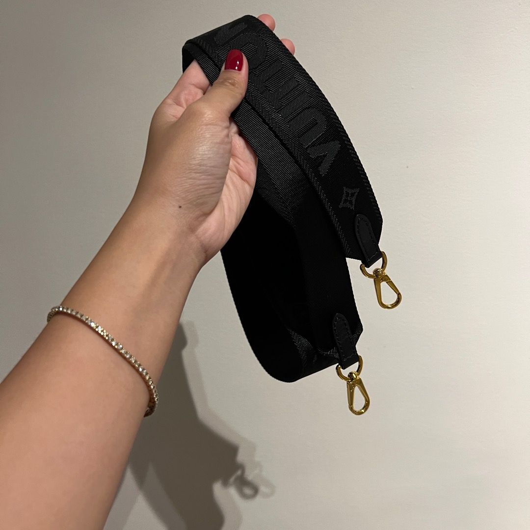 Louis Vuitton LV Bubblegram wallet on strap new Black Leather ref.518337 -  Joli Closet