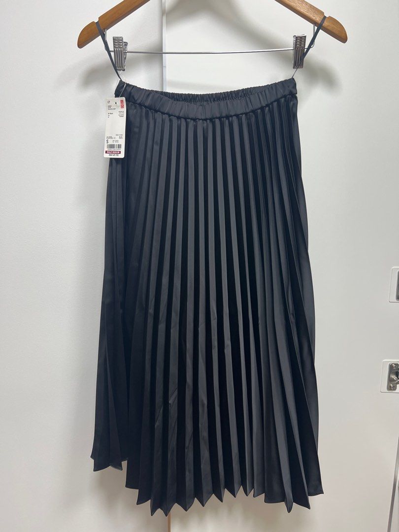 Uniqlo navy pleated skirt top