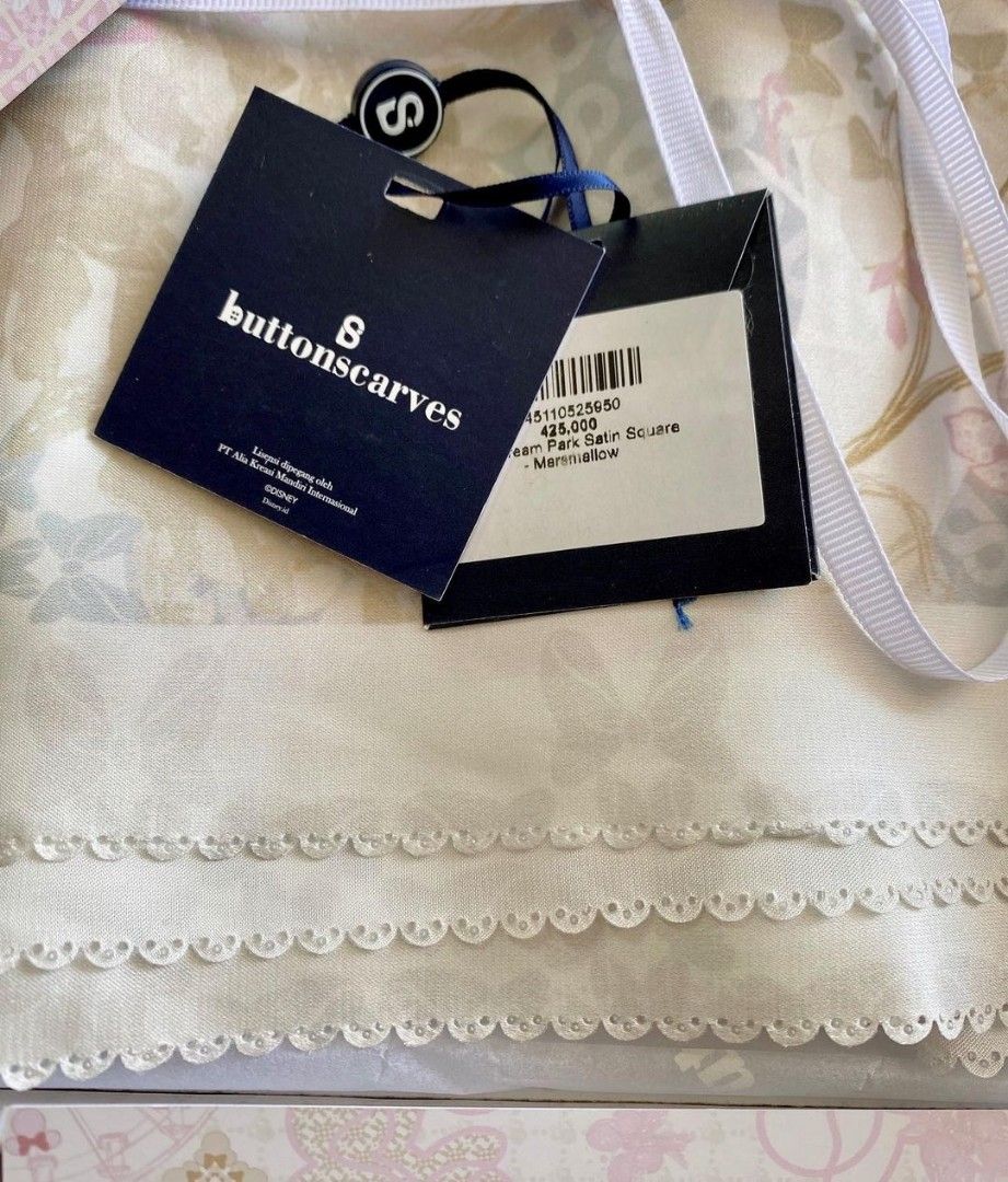 NEW Buttonscarves size small undertag price, Fesyen Wanita, Aksesoris di  Carousell
